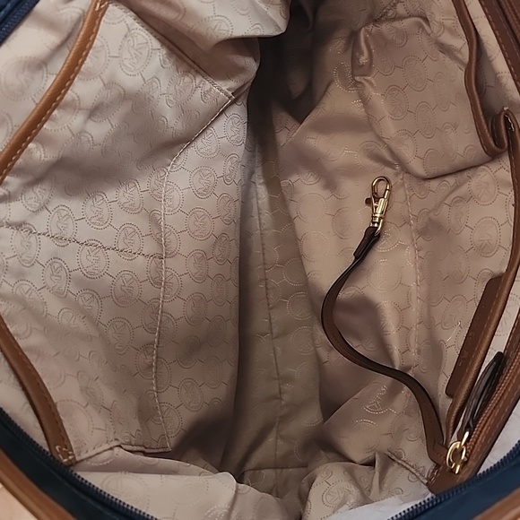 Elegant Navy and Tan Tote Bag - Picture 15 of 16